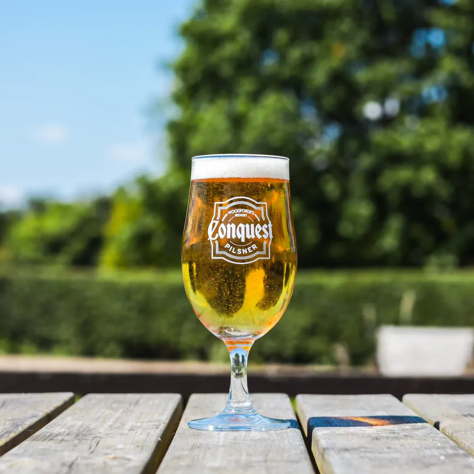 Woodforde's Conquest Pilsner bicchiere pinta calice